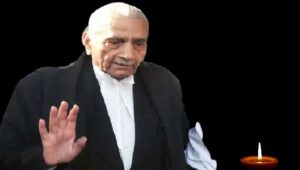 देश के पूर्व कानून मंत्री शांति भूषण 97 साल की अवस्था में निधन हो गया। उन्होंने अपने नोएडा स्थित अपने आवास पर अंतिम सांस ली। पिछले कुछ दिनों से शांति भूषण काफी बीमार चल रहे थे। उनके बड़े बेटे और बरिष्ट वकील प्रशांत भूषण के मुताबिक शांति भूषण गुर्दे की बीमारी के साथ साथ उम्र संबंधित स्वास्थ्य समस्याओं से भी पीड़ित थे। प्रधानमंत्री नरेंद्र मोदी ने उनको श्रद्धांजलि अर्पित करते हुए ट्वीट किया कि श्री शांति भूषण जी को कानूनी क्षेत्र में उनके योगदान और समाज के हाशिए पर आए वंचितों के लिए आवाज उठाने के जुनून के लिए हमेशा याद किया जाएगा। उनके निधन से दुख हुआ है और उनके परिवार के प्रति संवेदनाएं। शांति भूषण को निकट से जानने वालों के लिए उनके व्यक्तित्व में तीन अद्भुत गुणों का संगम था। एक वकील, एक राजनेता और एक सामाजिक कार्यकर्ता। वकील हुए तो देश की प्रधानमंत्री के चुनाव को शून्य करवा दिया। समाजवादी नेता राजनारायण के वकील होकर अपने अकाट्य तर्कों की बदौलत अदालत से इंदिरा गांधी का चुनाव अवैध घोषित करवा दिया था। परिणाम हुआ देश में आपातकाल लग गया। हालांकि शांति भूषण ने 1993 में मुंबई बम धमाकों के अभियुक्तों और बाद में संसद पर हमला करने वाले आतंकी शौकत हुसैन की पैरवी भी की थी। अरुंधति रॉय के खिलाफ जब कोर्ट की अवमानना का मुकदमा चला तो शांति भूषण रॉय की पैरवी करते दिखे। बिरला परिवार के संपत्ति विवाद में वो राजेंद्र एस लोढ़ा की पैरवी में अदालत की चौखट पर दिखे तो पूर्व प्रधानमंत्री एचडी देवगौड़ा की भी उन्होंने पैरवी की। आपातकाल खत्म हुआ जनता पार्टी की सरकार आई। हालांकि जनता पार्टी बनी तो शांति भूषण कांग्रेस को छोड़कर जनता पार्टी में शामिल हो गए। इसके साथ आया शांतिभूषण का नया रूप। वो नया रूप राजनेता का देश के सामने आया देश के कानून मंत्री बने।  1977 से 1979, ढाई साल तक वो इस पद पर रहे। राज्यसभा के सदस्य के तौर पर वो केंद्रीय मंत्रिमंडल के सदस्य रहे। वो भाजपा में भी रहे। सन् 1980 में वे भारतीय जनता पार्टी में शामिल हुए थे।  परन्तु 1986 में जब भारतीय जनता पार्टी ने एक चुनाव याचिका पर उनकी सलाह नहीं मानी तो उन्होंने भाजपा से त्यागपत्र दे दिया था। इसके बाद 1980 के दशक से शांति भूषण का एक और रूप दिखा सामाजिक कार्यकर्ता का। सेंटर फॉर पब्लिक इंटरेस्ट लिटिगेशन यानी सीपीआईएल के संस्थापकों की कतार में सबसे आगे खड़े दिखे शांति भूषण। जस्टिस तारकुंडे, जस्टिस सच्चर आदि के साथ कदम और आवाज मिलाते हुए दिखे।उसके बाद आया अन्ना हजारे का लोकपाल आंदोलन जहाँ शांति भूषण वहां भी अपनी भूमिका अपने आप निभाने लगे। लोकपाल का पूरा मसौदा ड्राफ्ट किया। आंदोलन के बाद जब राजनीतिक दल बनाने की बात आई तो शांतिभूषण ने अरविंद केजरीवाल को सलाह, हौसला और एक करोड़ रुपए नकद भी दिए थे। देश के जाने माने विधि न्याय शास्त्र और संविधान विशेषज्ञ शांति भूषण अपनी शर्तों पर जिए थे। उत्तर प्रदेश के संगम नगरी इलाहाबाद में 11 नवंबर 1925 को जन्मे शांति भूषण को 2009 में इंडियन एक्सप्रेस की ओर से जारी भारत के सौ शक्तिशाली हस्तियों में 74 वें नंबर पर स्थान दिया था। लेकिन किसी भी विषय पर मुखरता से अपनी बात रखने में को हमेशा अव्वल नंबर पर ही रहे। Outlook for Android